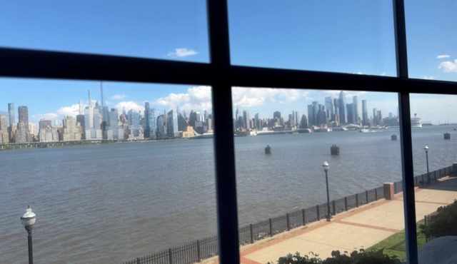 Spacious WATERFRONT CITY VIEW 3-bedroom apt 15 min from city and metlife