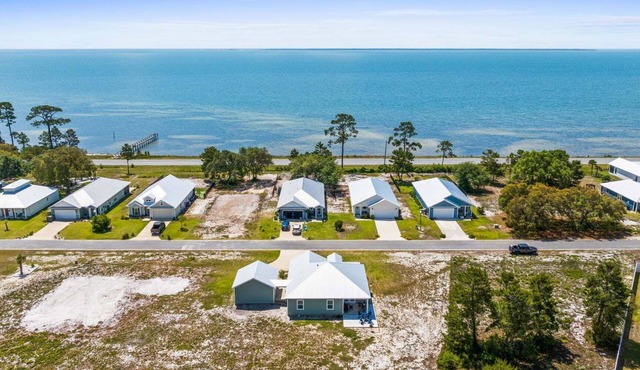 St. George Sound Home Pool, Game Room, Fire Pit, Steps to Water – Forgotten Coast Escape