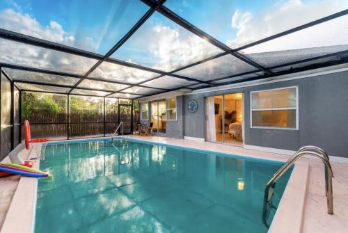 St Petersburg 4BR 2BA Private Villa with Pool Gym Grill Self Check-In