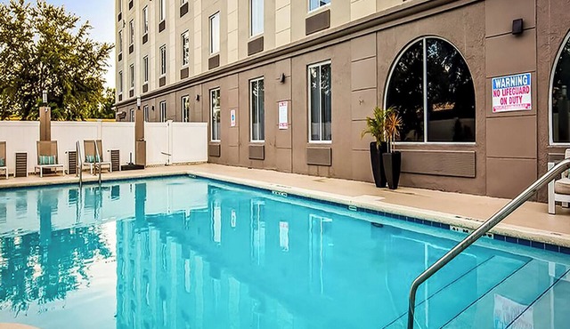Stay at 6-Mins Drive to Sports Complex | Outdoor Pool & Free Breakfast | 3 Units