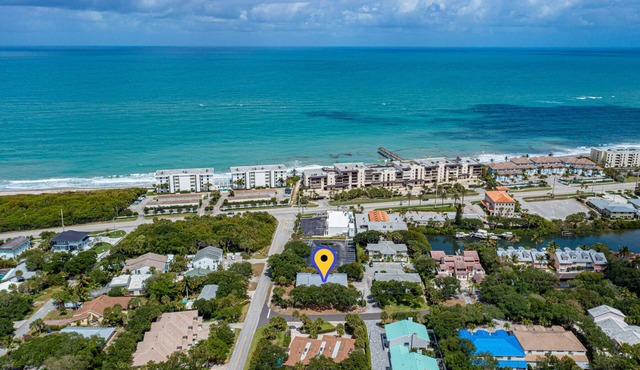 STEPS FROM THE BEACH! RELAXING Beach Townhouse Getaway! King size bed
