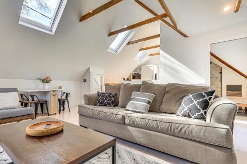 Steps to NYC Train! Charming Carriage House Loft