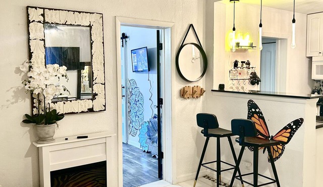 Steps to Restaurants & Main Street. Pet friendly