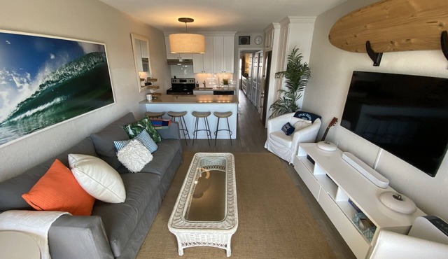 Stone Harbor Bayfront with Sunset views, Walk to Beach+Town, Balcony & Parking!