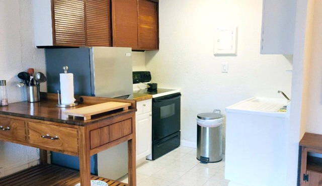 Studio Apartment on Tree-lined Street 2 minutes from Railroad and Restaurants