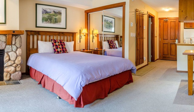 Studio bedroom apartment in village centre, ski in/out in Sun Peaks