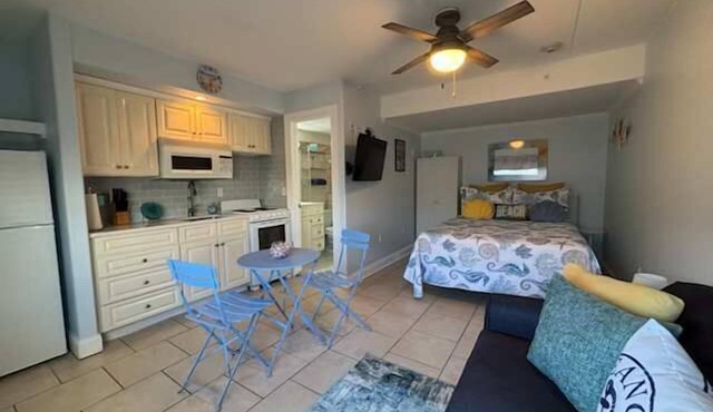 Studio Condo 2 Blocks to Beach and Boardwalk, Pool and Designated Parking