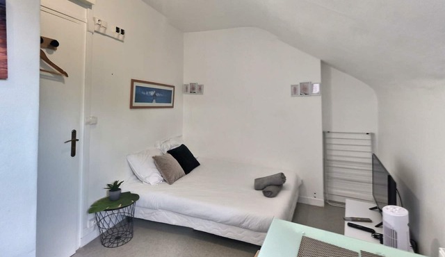 Studio facing train station - wifi in Évreux