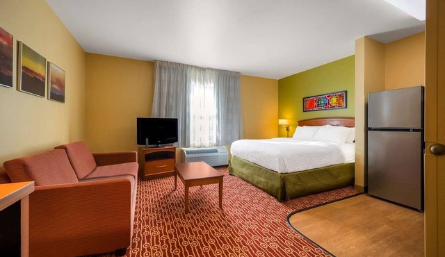 Studio Suite - Queen w/Kitchen & Living Space Near Top Detroit Dining Spots