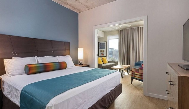 Studio unit/Austin - Full Kitchen, W/D, Rooftop Pool, & More! in Austin