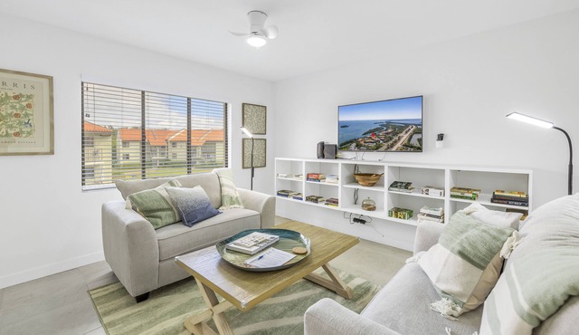 Stunning Five Star Remodel On Bay near Beach - DIscount for long-term!