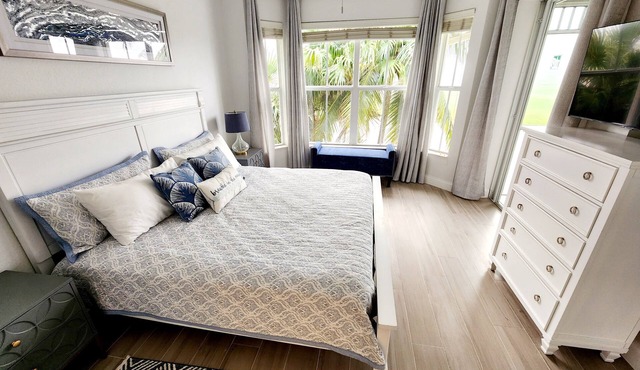 Stunning Flamingo Condo at Lely Resort-Golf/Pool/Courts/Gym