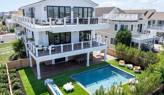 STUNNING NEW CONSTRUCTION 6 BEDRMS, 6.5 BATHS, SLEEPS 16 STEPS TO BEACH