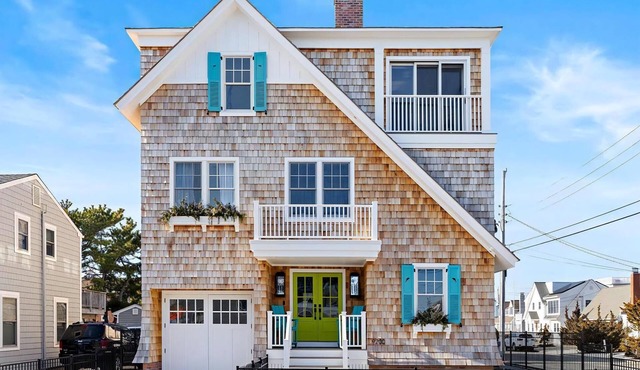 Stunning Ocean-Side 4 Bedroom Property with a Hot Tub and Endless Views