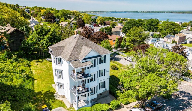 Stunning Ocean View Apt: 2 Bedroom Condo with 4 Queen Beds and Sleeps 8 Comfy! in Fall RIver
