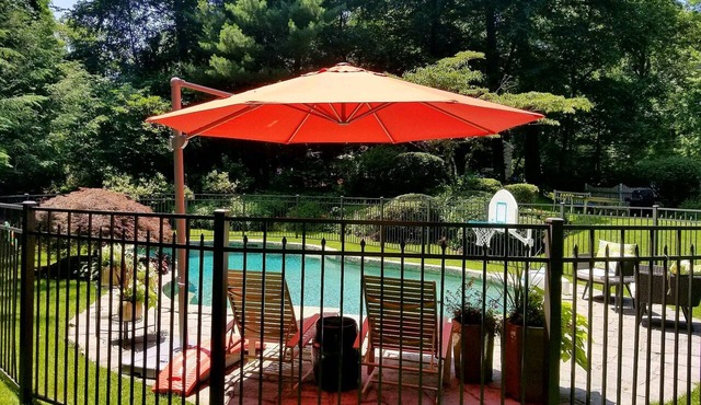 STUNNING POOL & SCREENED PORCH! Private home, close to EVERYTHING!