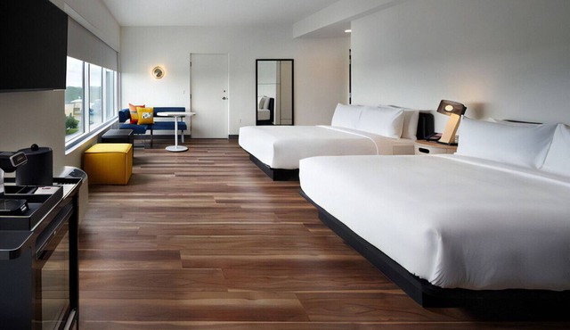Stunning Queen Room to Stay near Discovery Cove