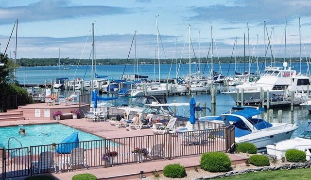 Stunning View BoatHouse Lake Charlevoix: Pool/Town