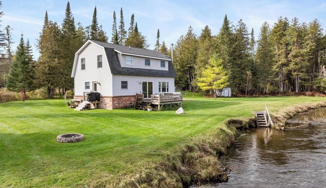 Sturgeon Riverfront Retreat – Modern Comfort Meets Rustic Charm
