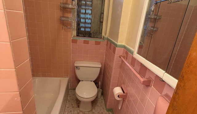 Stylish Bronx apt near Allerton Ave: perfect for groups & 30+ day stays.