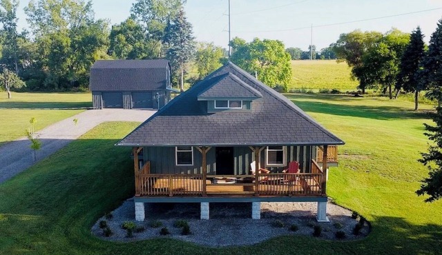 STYLISH FARMHOUSE AC + LAWNCARE 7 MIN TO BAY CITY CONVENIENT TO MAJOR SHOPPING