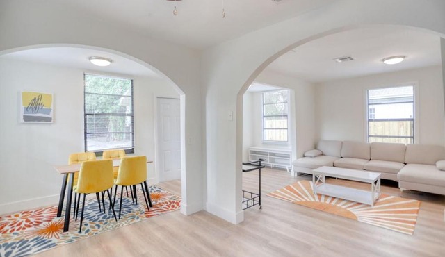 Stylish, Modern with a splash of Glam! Upscale 4-3 In Historic Coconut Grove