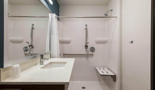Stylish Single Room with Kitchen Near TreeTop Trek Park & Outdoor Fun