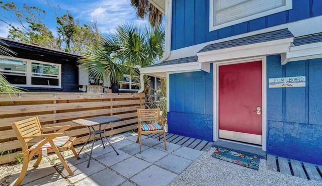 Suite near the beach with a full kitchen, shared grill, AC, & WD