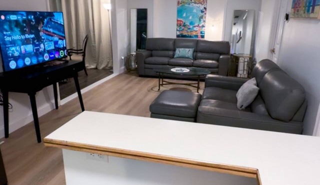 SuMmer SaLe @ Stylish Beach House! Newly renovated! 2-1 home! Location Location
