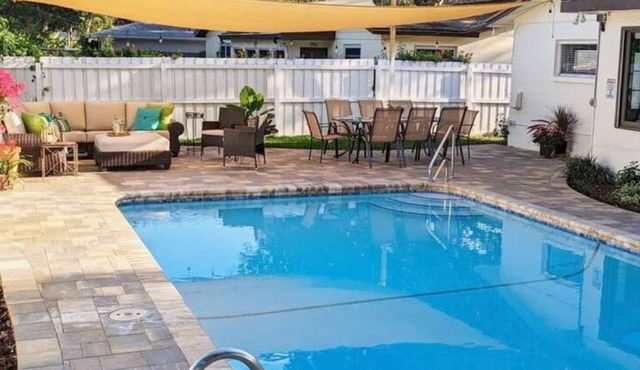 Sunbathers Casa: Huge Pool & 6 Mins to the Beach!