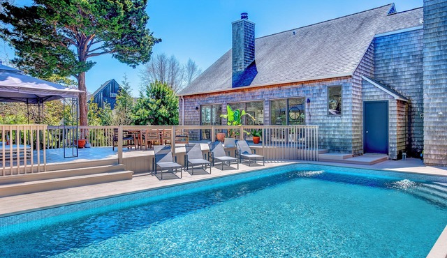 Sunny Hamptons Getaway With Pool