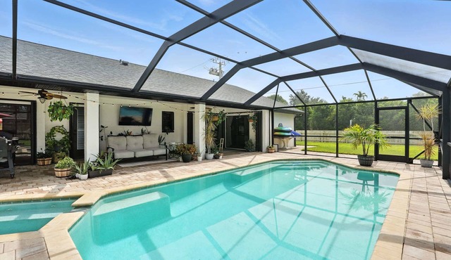 Sunny Pool Retreat, Pet-Friendly Near Beaches