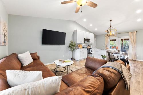 Sunny Retreat Near Downtown & Beaches