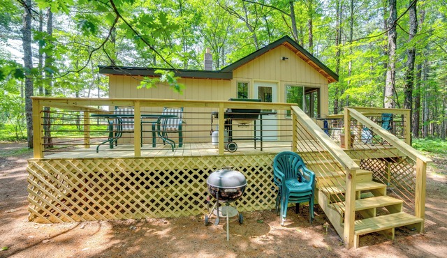 Sunroom, Deck & Grills: Marquette Cottage!