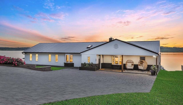 Sunset Lakehouse - Stunning Views & Lake Fun!