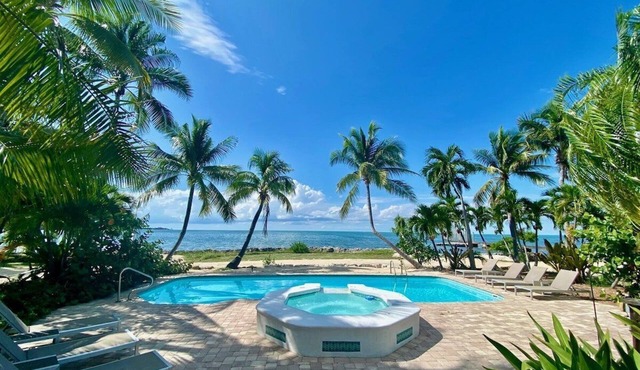 Sunsets in Paradise~ Gulf Front Pool Home, 22' Dock, Kayaks, Bikes & Paddleboards