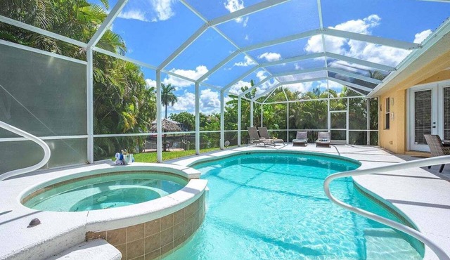 Sunshine- 4/2 with Pool and Jacuzzi - Tiki Hut