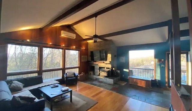 Sweet and spacious mountain view home w/fireplace!