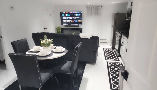 Take it easy at this unique and tranquil getaway. Free Wifi, Free street Parking