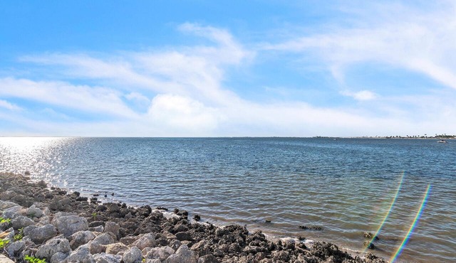 Tampa Bay 1BR - Pool, Balcony & Beach Access