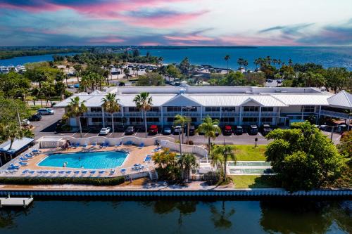 TAMPA BAY, BEACH step away, WIFI, FREE PARKING,POOLS, JACUZZI