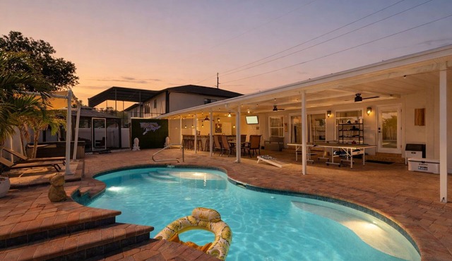 Tampa Oasis w/Hottub + Heated Pool