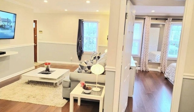 Terrific 2-bedroom apartment Free Parking - walk to train