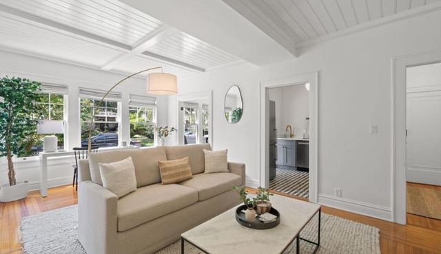 The Adaline Room #6 - Stunning Hyde Park Apartment, 1st Floor, Steps to Bayshore