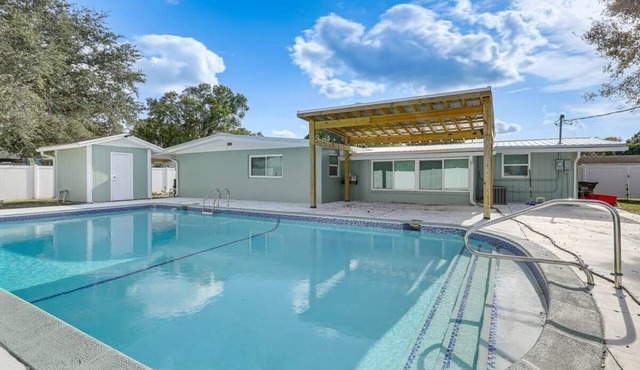 "The Angler's Dream" Beautiful 4 Bdrm Home w/HUGE Private Pool in Clewiston!