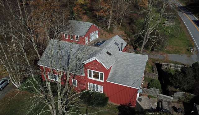 The Barn Loft. Streamside living in a spacious and tastefully renovated barn in Roxbury