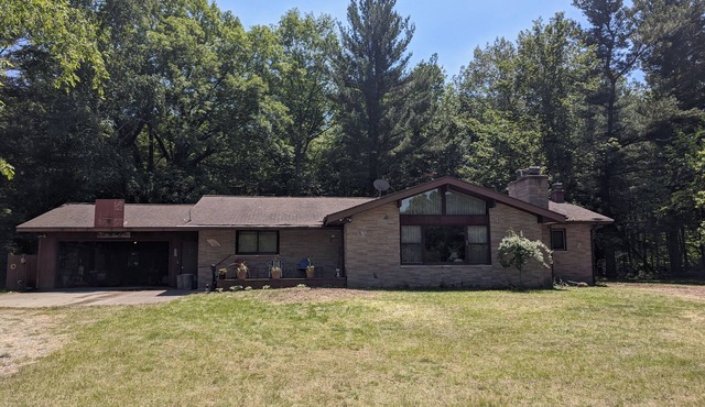 The Best of Both Worlds – 3 bedroom house with Lake Access Without the Crowds