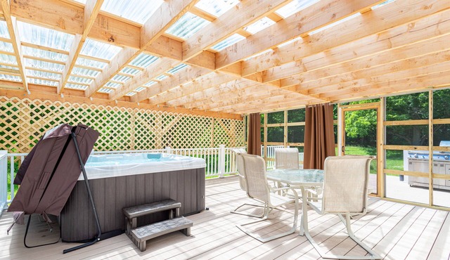 The Charming Cabin *Hottub*Gym*Firepit*(Pet-friendly)
