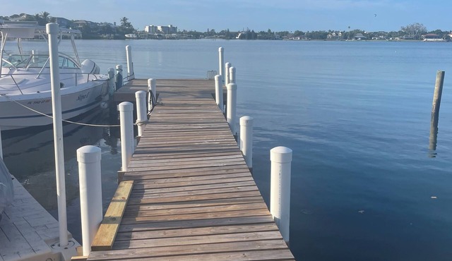 The Chelsea Cottage, Charming 1 bed 1 bath on privately own bayfront property.