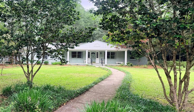 The Cleverdon Cottage- Historic Magnolia Springs Retreat- 4 bedroom, 2.5 bath
